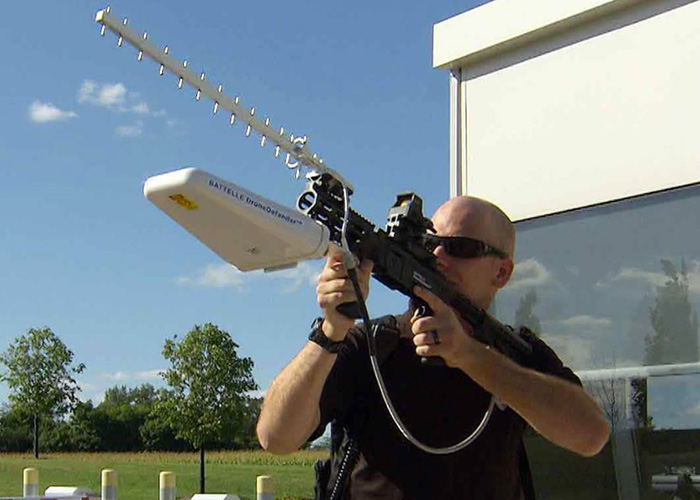 The DroneDefender: An Anti-Drone Rifle That Brings Down Drones Safely ...