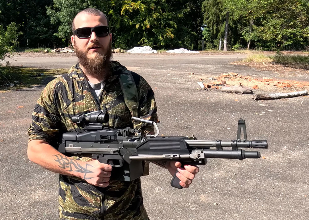 Military Travel On The Ares Airsoft M60 AEG