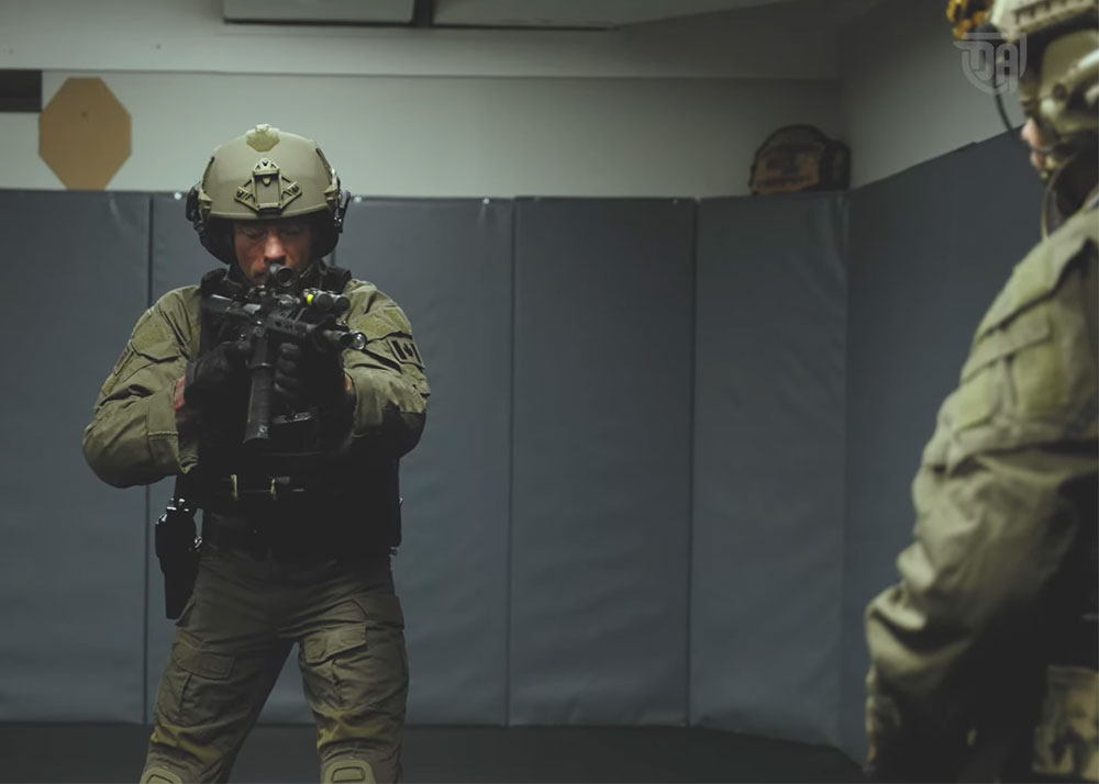 Direct Combat Performance Former JTF2 Shows Long Gun Retention Technique