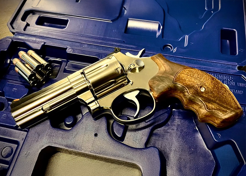 Uncle Fury's ARES Co2 Revolver 3.5" Model Trailer