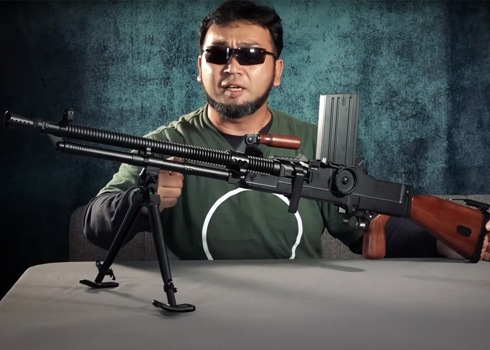 Hyperdouraku: Snow Wolf Gun Bruno ZB26 AEG Real Wood Version