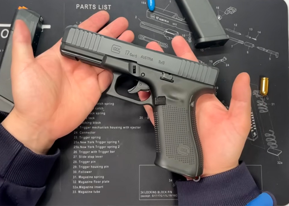Yamadai Games Voiksy Glock 17 Gen 5 Shell Ejecting Toy Pistol